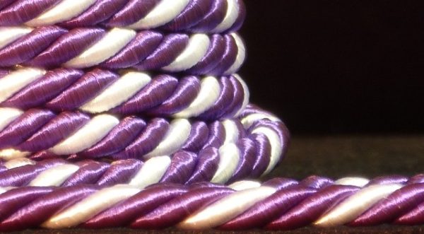 Cordón de seda morado y blanco de 6 mm
