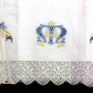Mantel mariano bordado