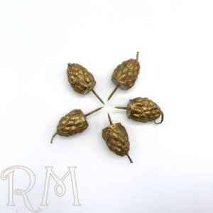 Clavos dorados de cera